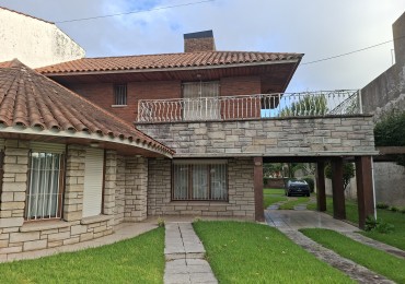 Chalet 5 Ambientes, 4 baños, gran parque sobre lote de 649M2. Villa Primera