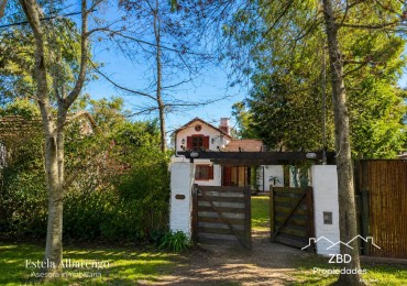 Chalet en Dos Plantas, Gran Parque, Entrada para varios autos. Barrio Los Tilos