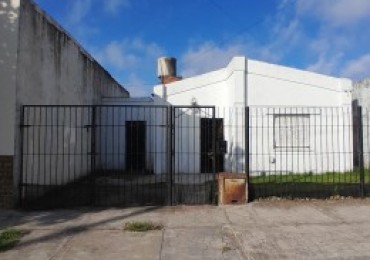 Casa 3 Ambientes, gran parque, entrada de coche. Barrio Florencio Sanchez