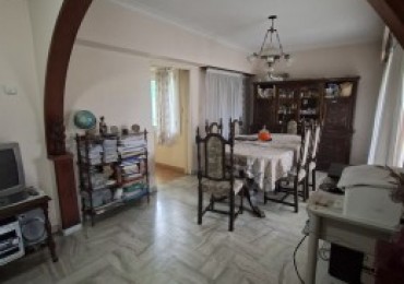 Chalet 5 Ambientes, 4 baños, gran parque sobre lote de 649M2. Villa Primera