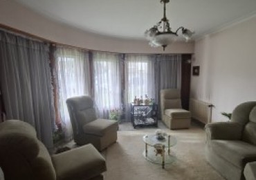 Chalet 5 Ambientes, 4 baños, gran parque sobre lote de 649M2. Villa Primera