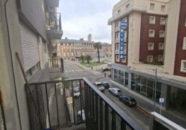 2 Ambientes C/Balcon saliente, a metros del Casino. Centro